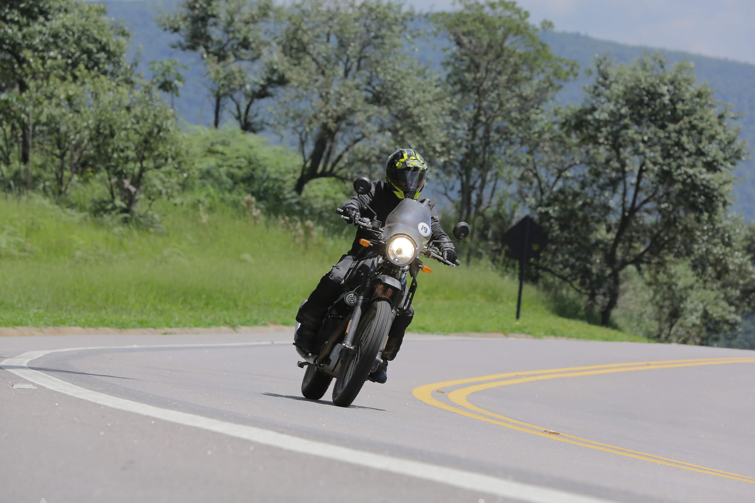  Himalayan quer ser moto aventureira raiz para quem quer viajar por qualquer caminho