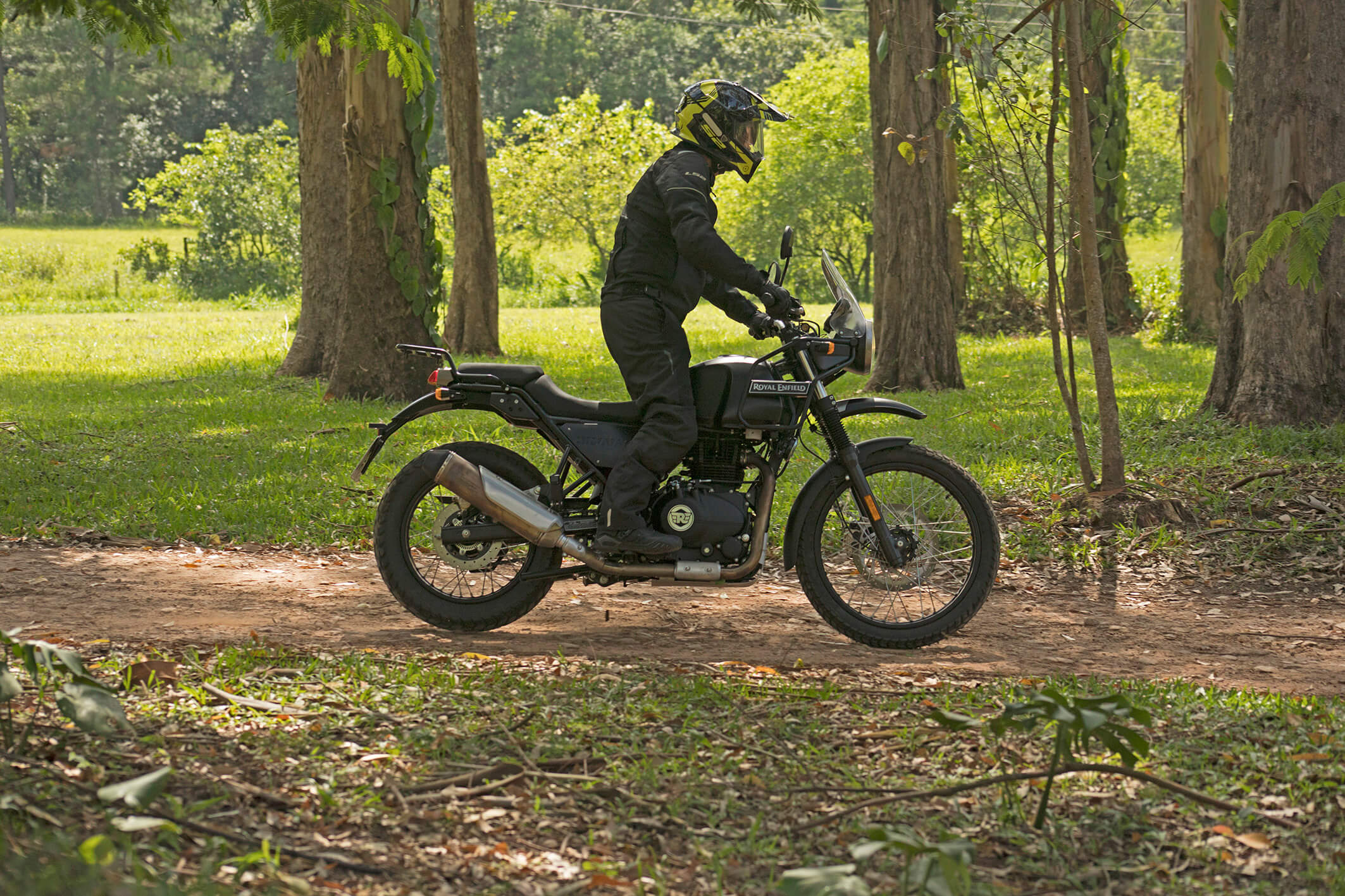  O guidão é um pouco baixo e curvado, mas trail tem bom posicionamento para pilotar em pé no off-road