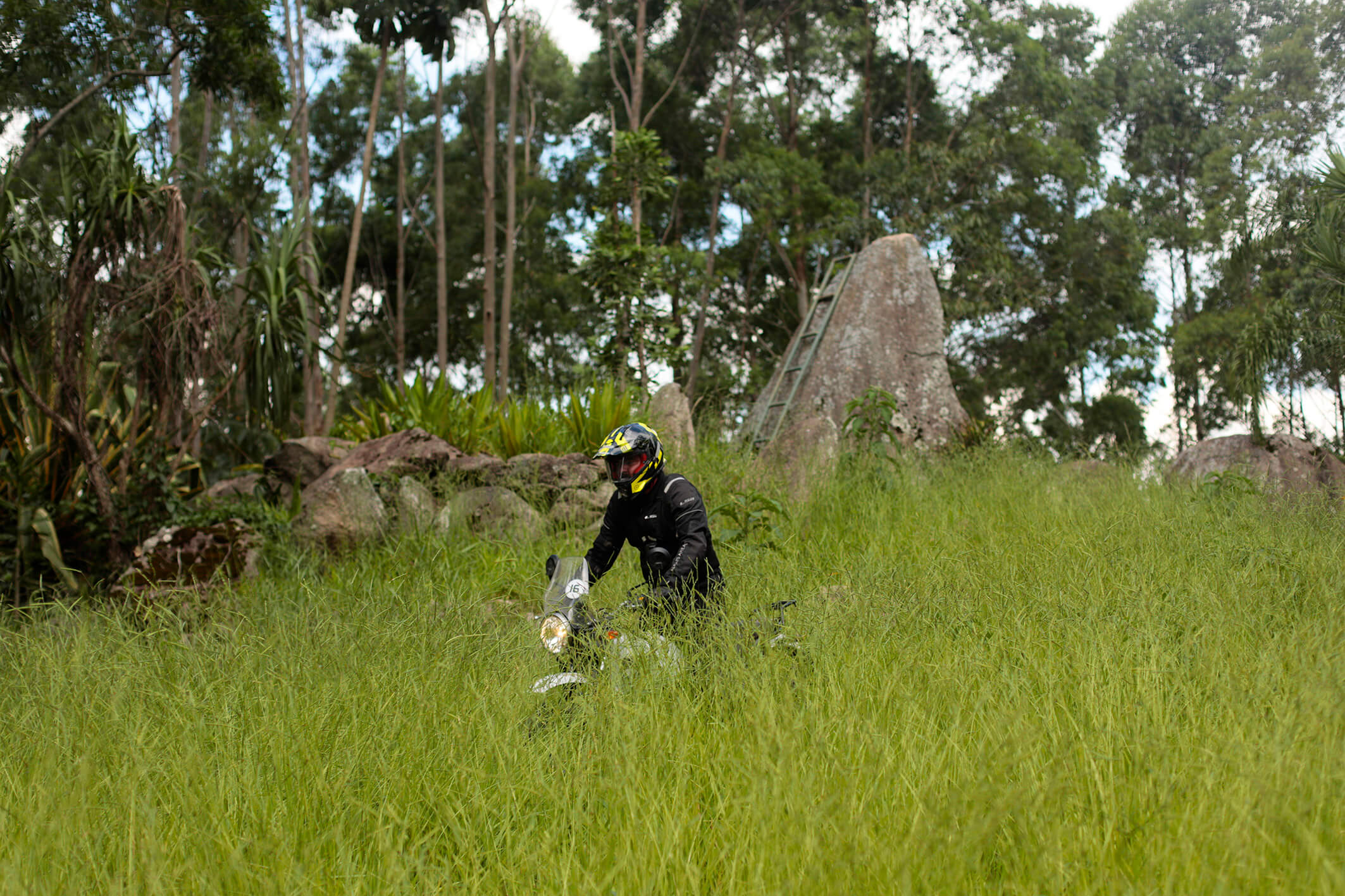  A Himalayan até encara uma trilha com seu motor torcudo, mas pneus e peso elevado limitam o modelo.