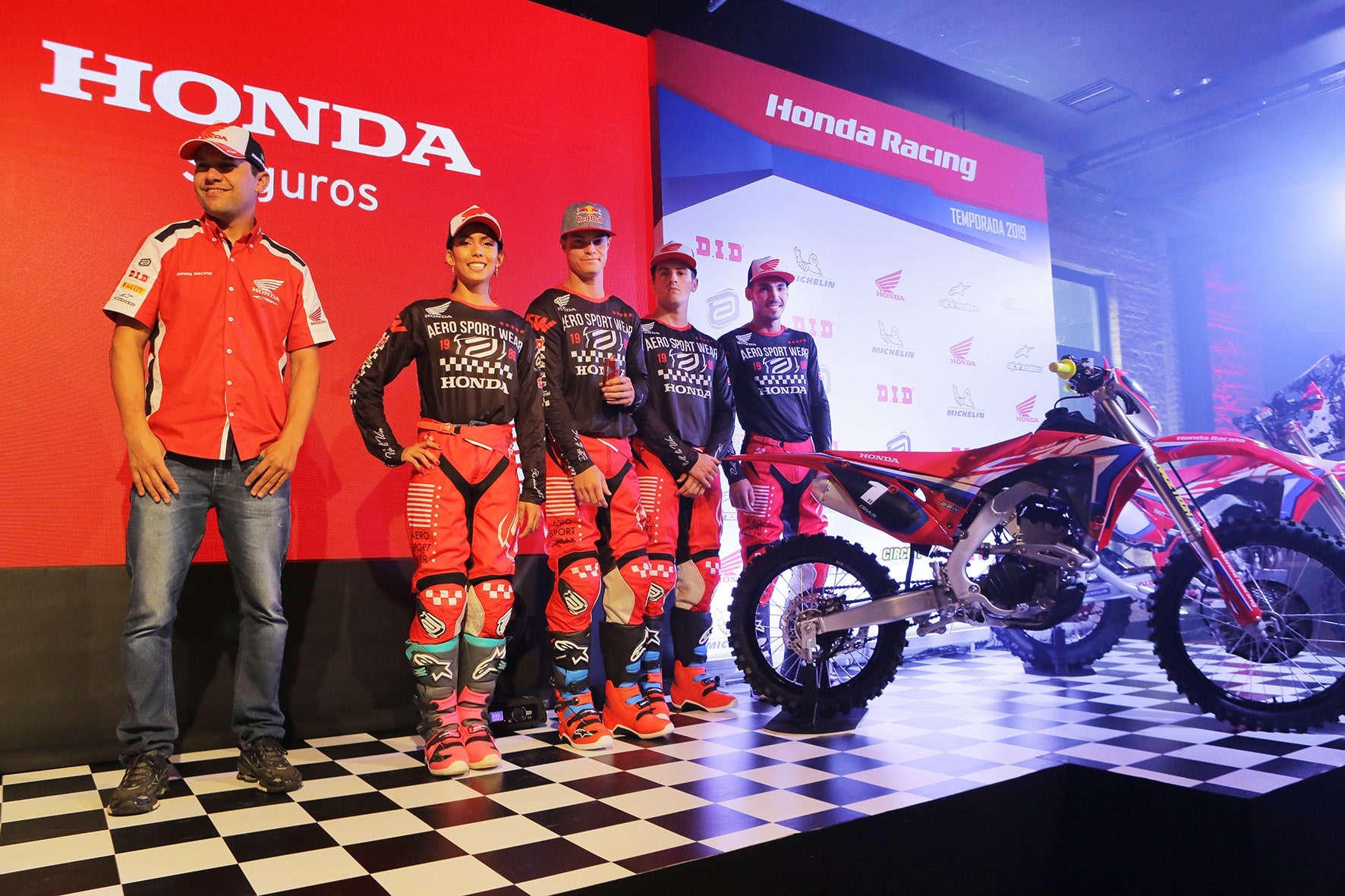 Pilotos da equipe Honda Racing dão dicas para fazer trilhas de moto