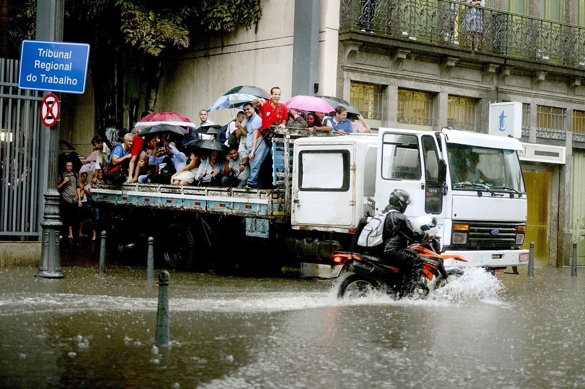  Água suja pode se misturar ao lubrificante da motocicleta e causar danos ao motor