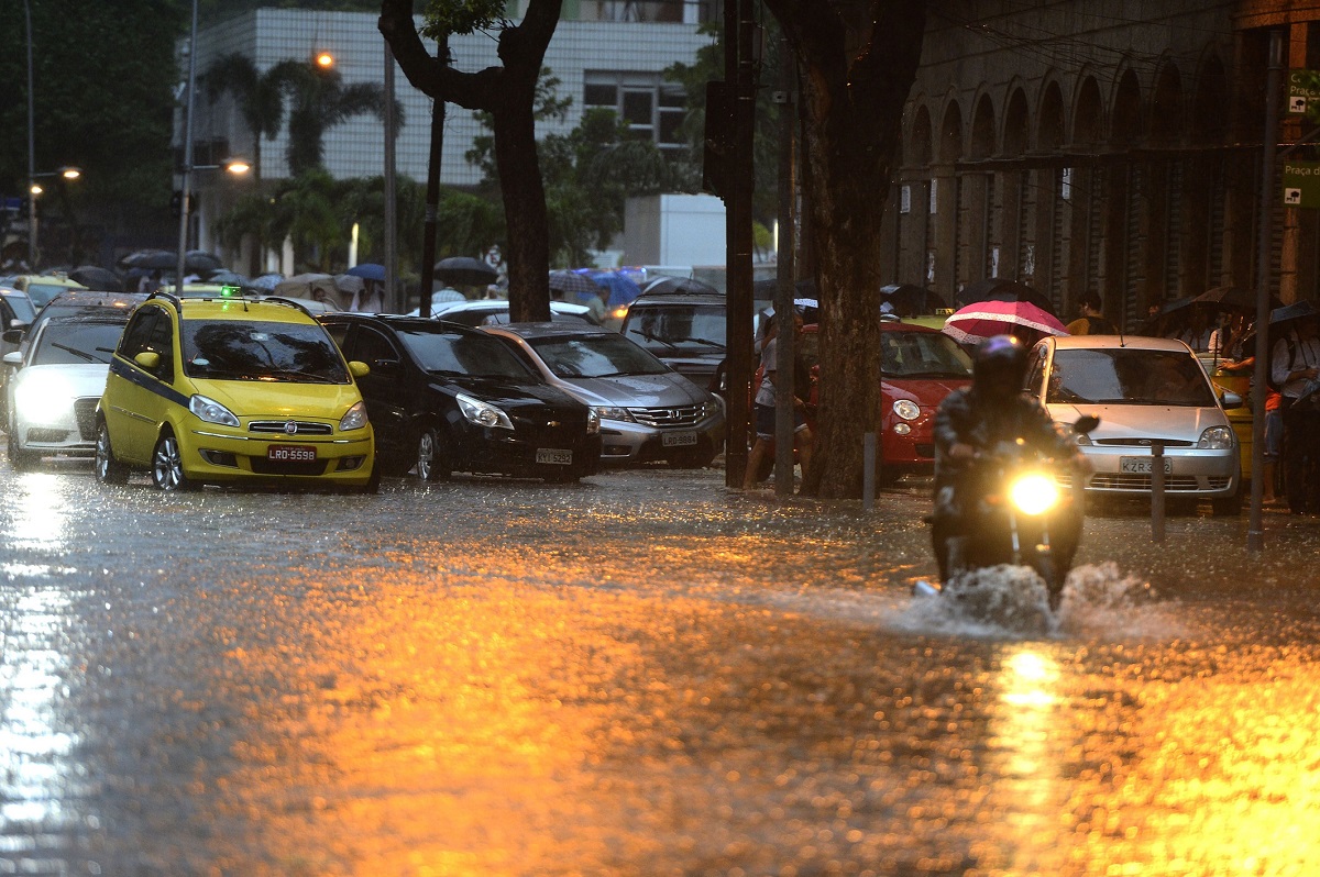 Não atravesse uma enchente de moto