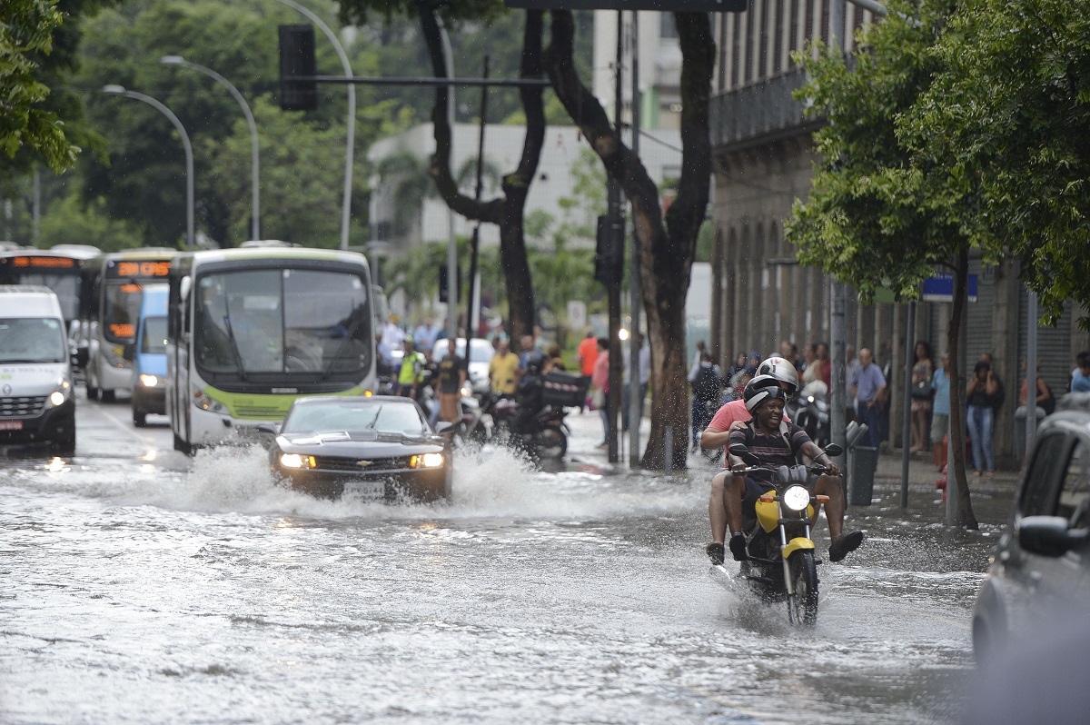 Não atravesse uma enchente de moto