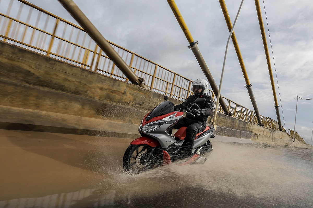 Não atravesse uma enchente de moto Não atravesse uma enchente de moto