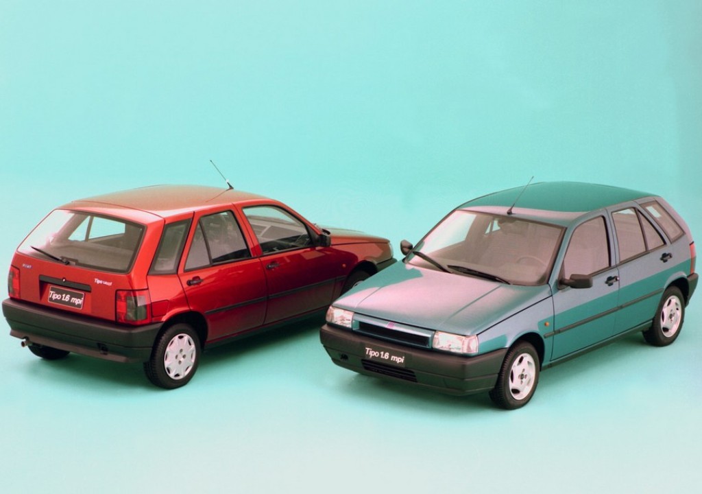 O hatch Fiat Tipo, um de de frente e outro de traseira, lado a lado. Modelo fez sucesso quando era importado