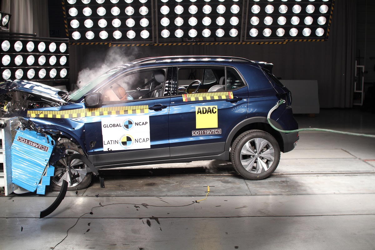 Foto mostra um Volkswagen T-Cross batendo contra um muro em crash test feito pelo Latin NCAP