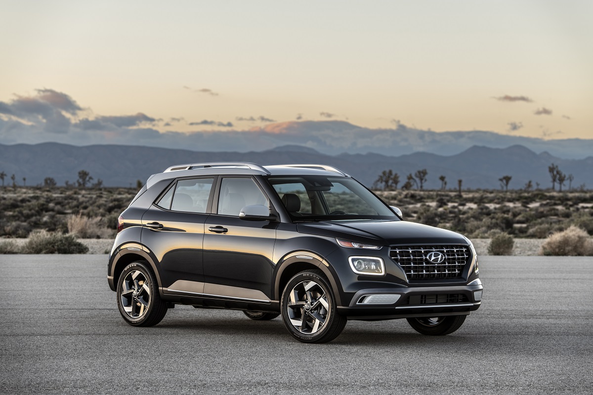 Hyundai Venue de frente na cor preta em um deserto com faróis bem finos e luzes de neblina quadradas e grandes e grade com nichos retangulares