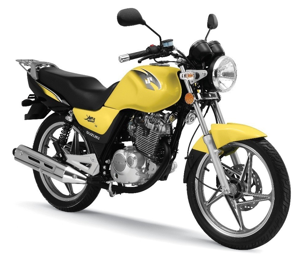 Suzuki Yes amarela em um fundo todo branco