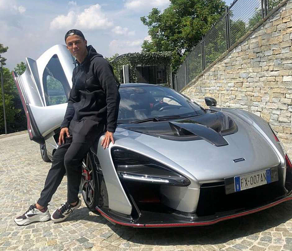 Cristiano Ronaldo ao lado de seu McLaren Senna