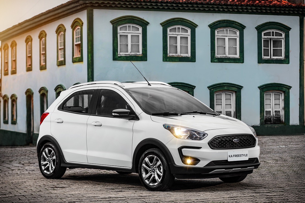Ford Ka Freestyle branco estacionado na rua