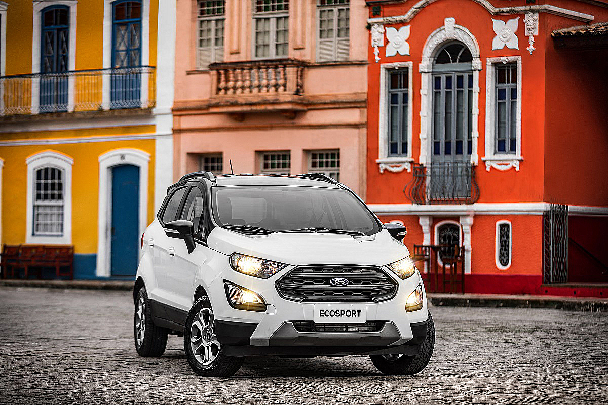 Ford EcoSport Freestyle branco com teto preto de frente no Pelourinho, em Salvador