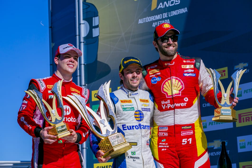 Bruno Baptista ao lado de Ricardo Maurício (centro) e Átila Abreu (direita)