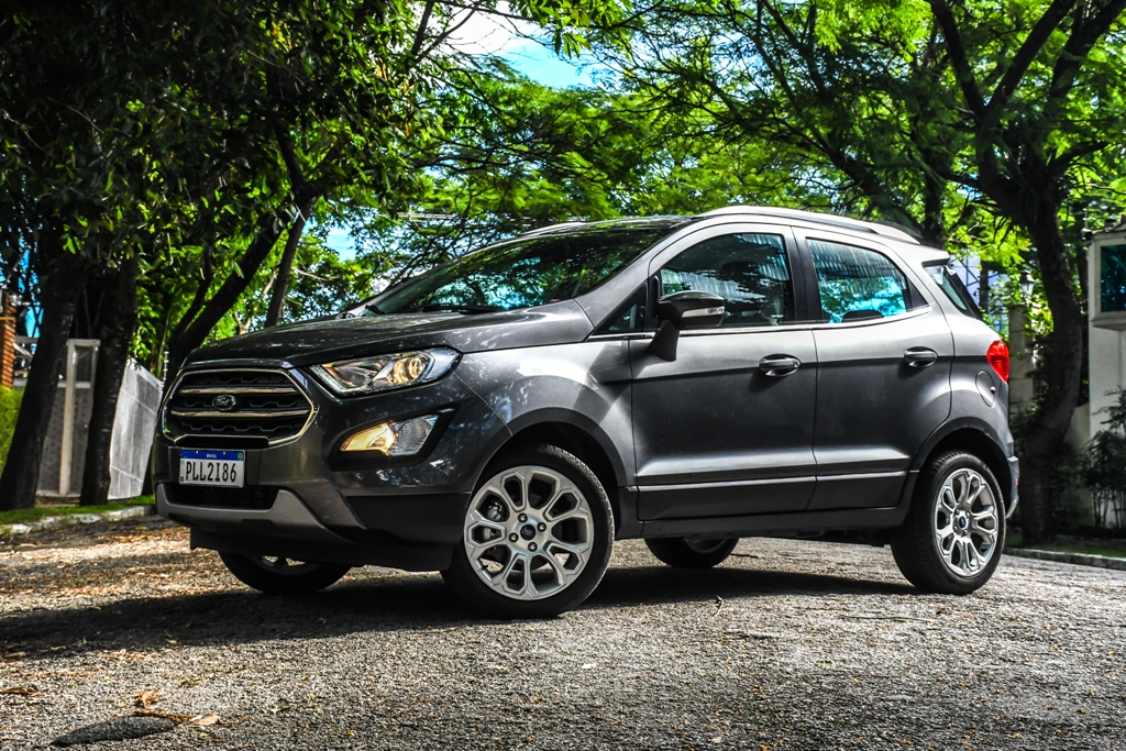 Ford EcoSport Titanium preto ambientado em cenário natural com árvores verdes ao fundo