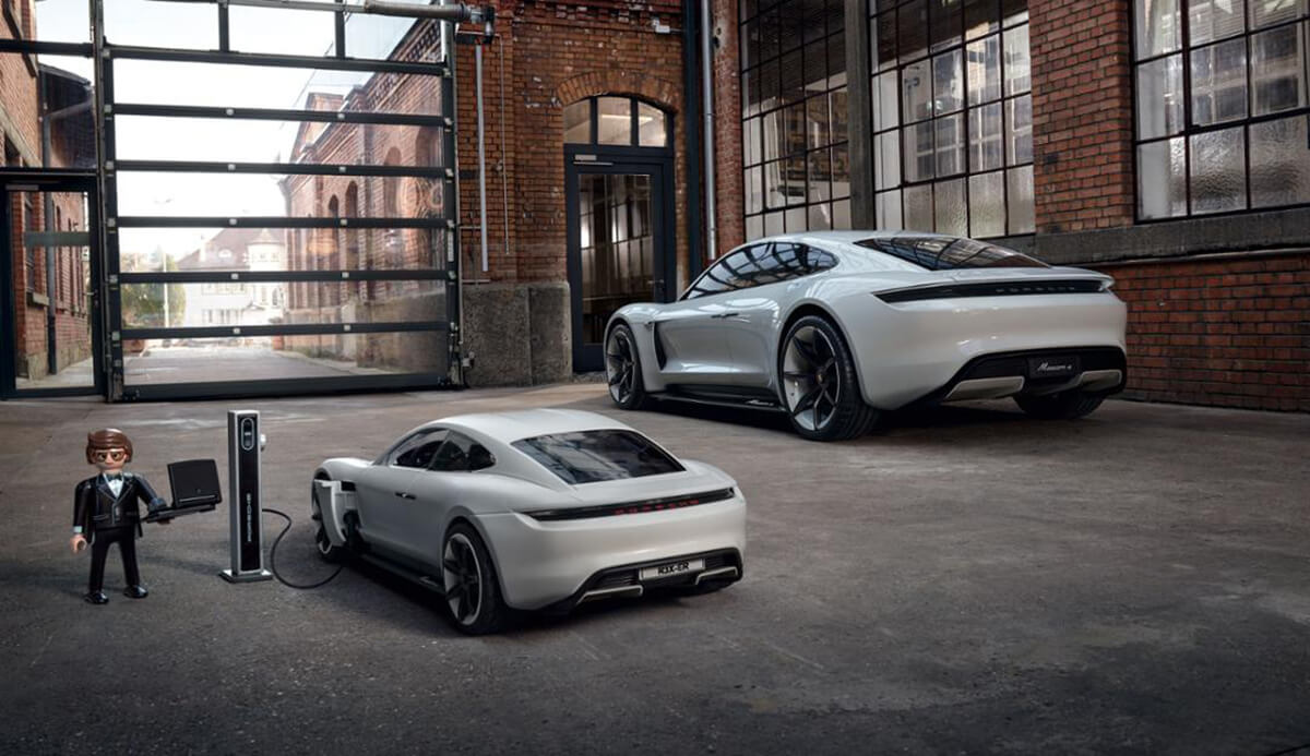  O Mission E real e o do Playmobil no posto de recarga de brinquedo