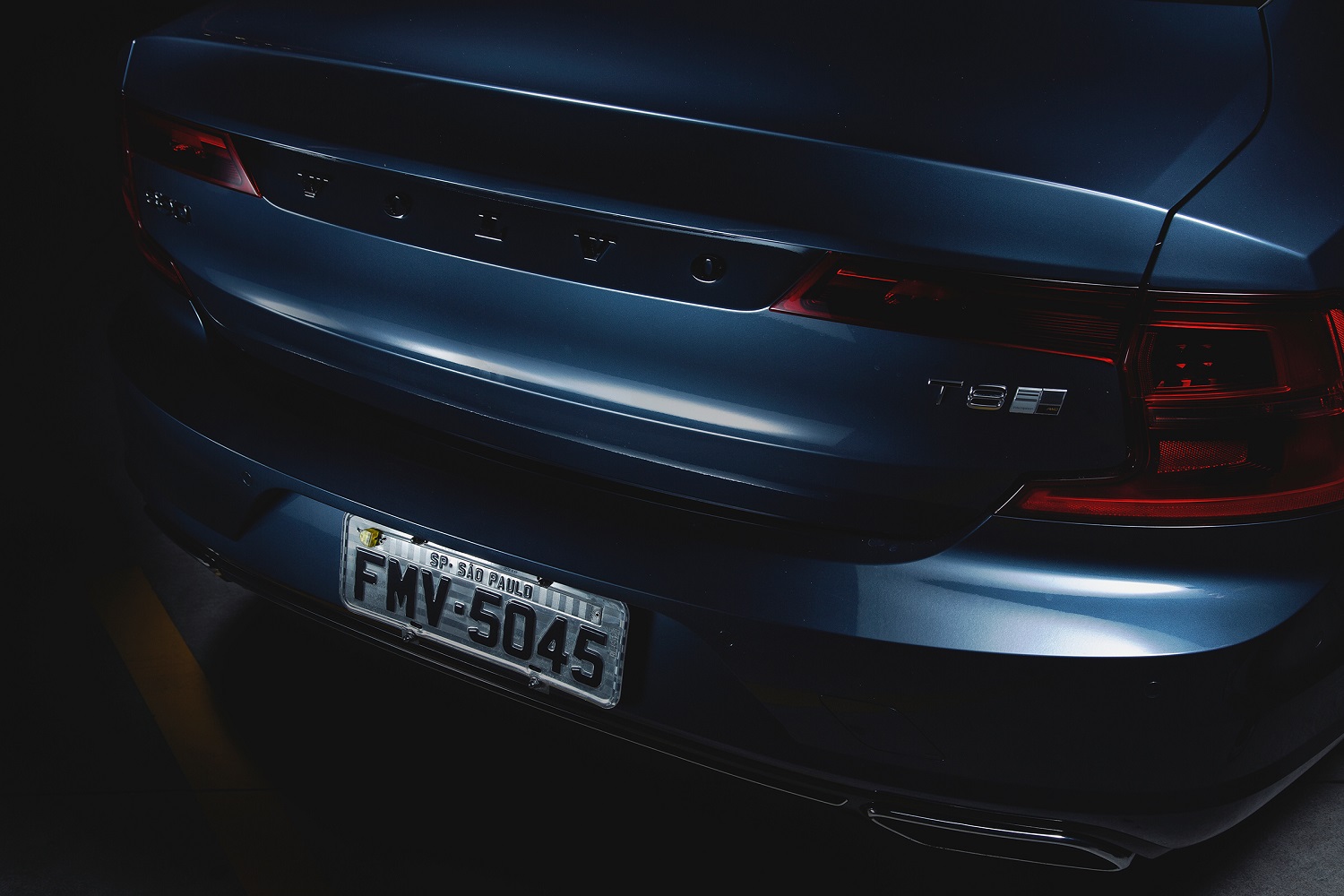 Traseira tem tampa do porta-malas elevada e lanternas que formam um Cê