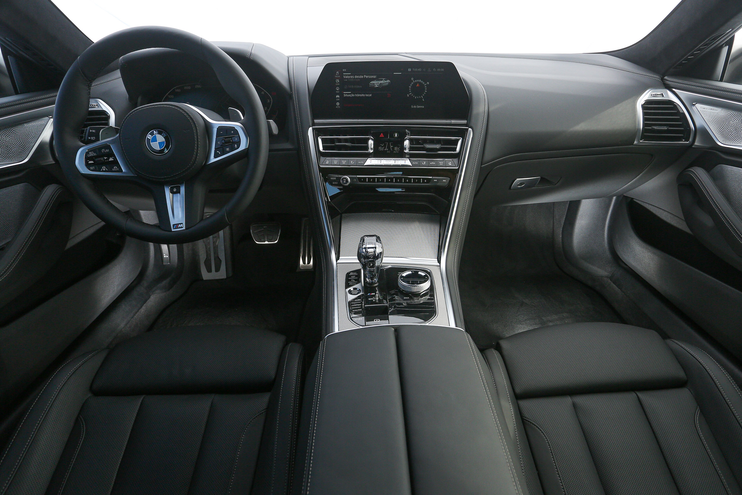  Interior é extremamente bem acabado. Painel de instrumentos tem 12,3 polegadas e é 100% configurável
