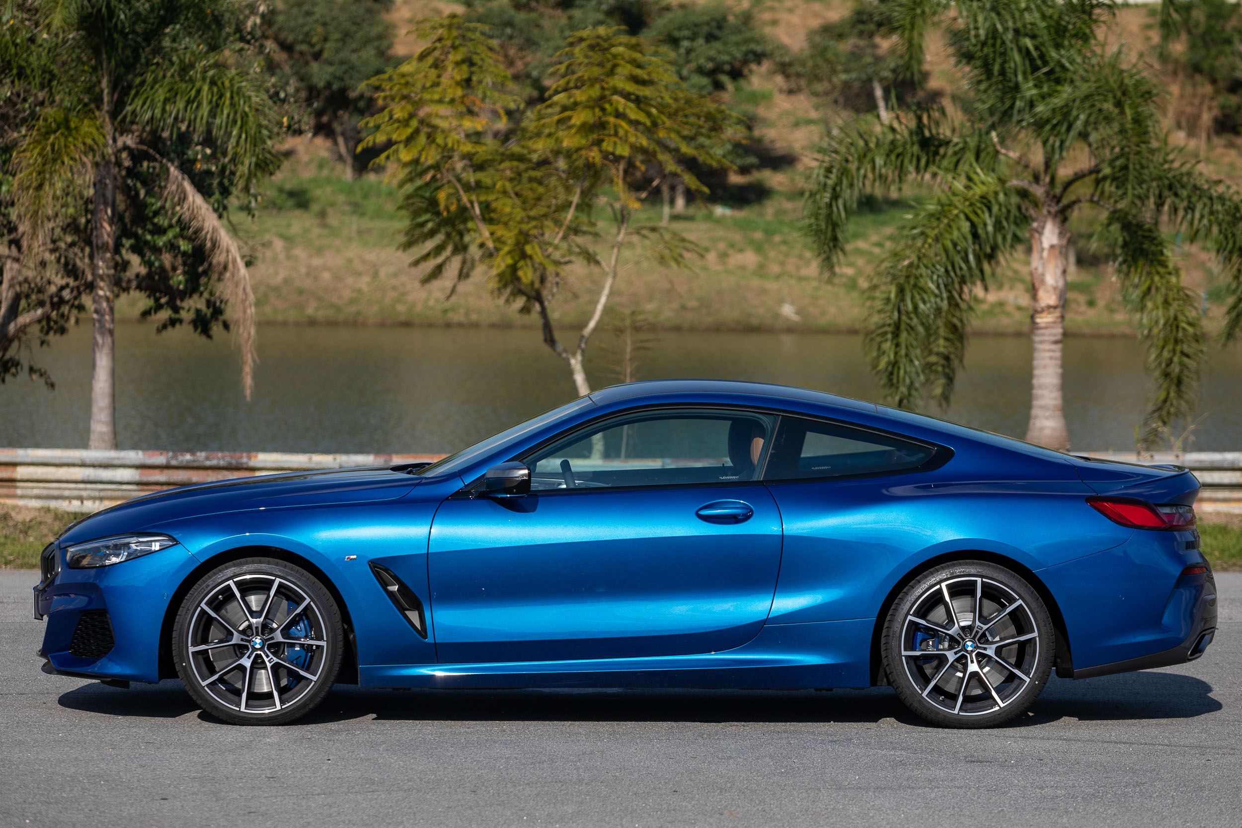  BMW M850i xDrive tem 4,85 metros de comprimento, sendo 2,82 metros de distância entre os eixos