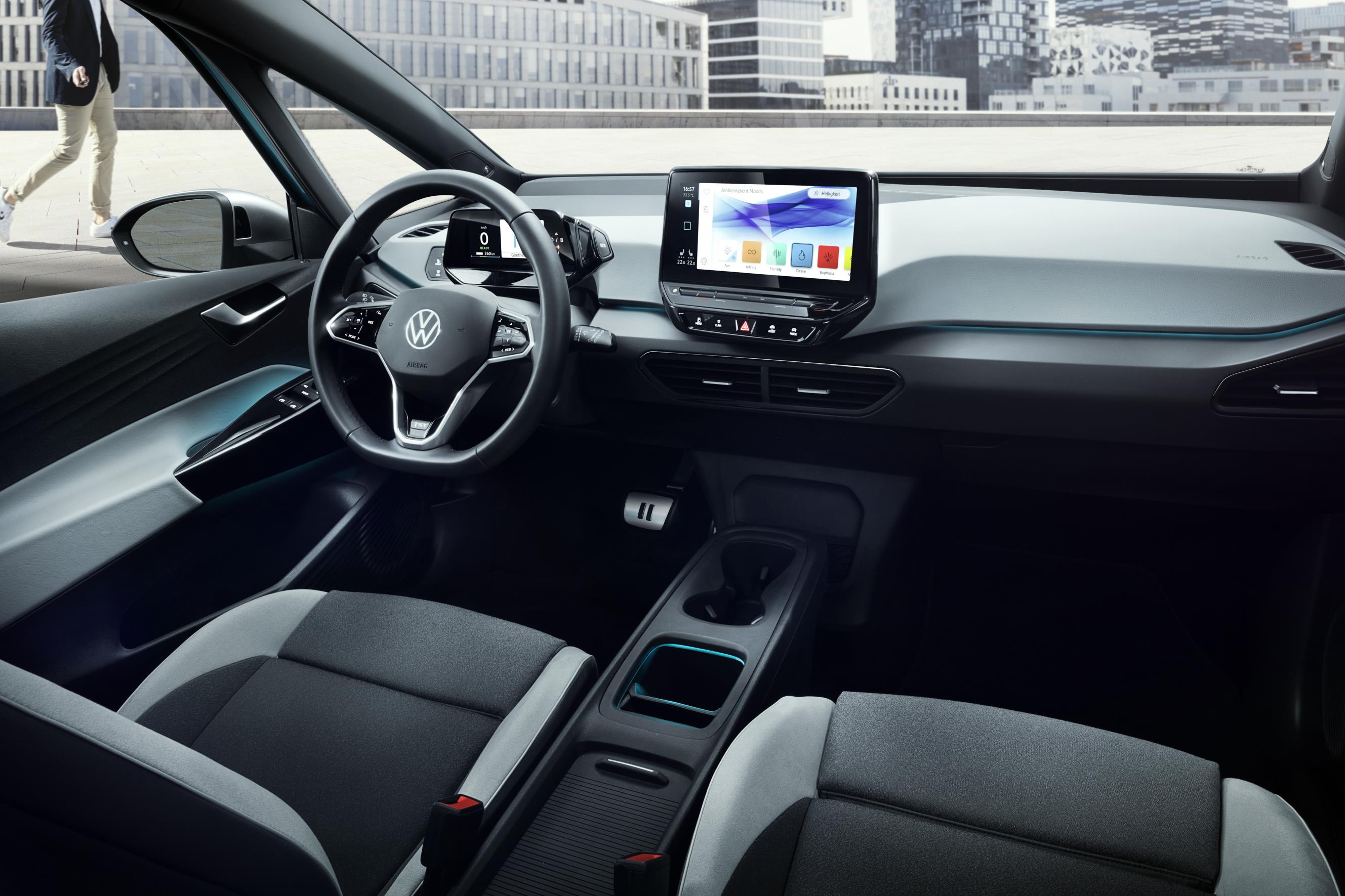 Visão do painel do Volkswagen ID.3 com tela central destacada do tablier e volante com base reta