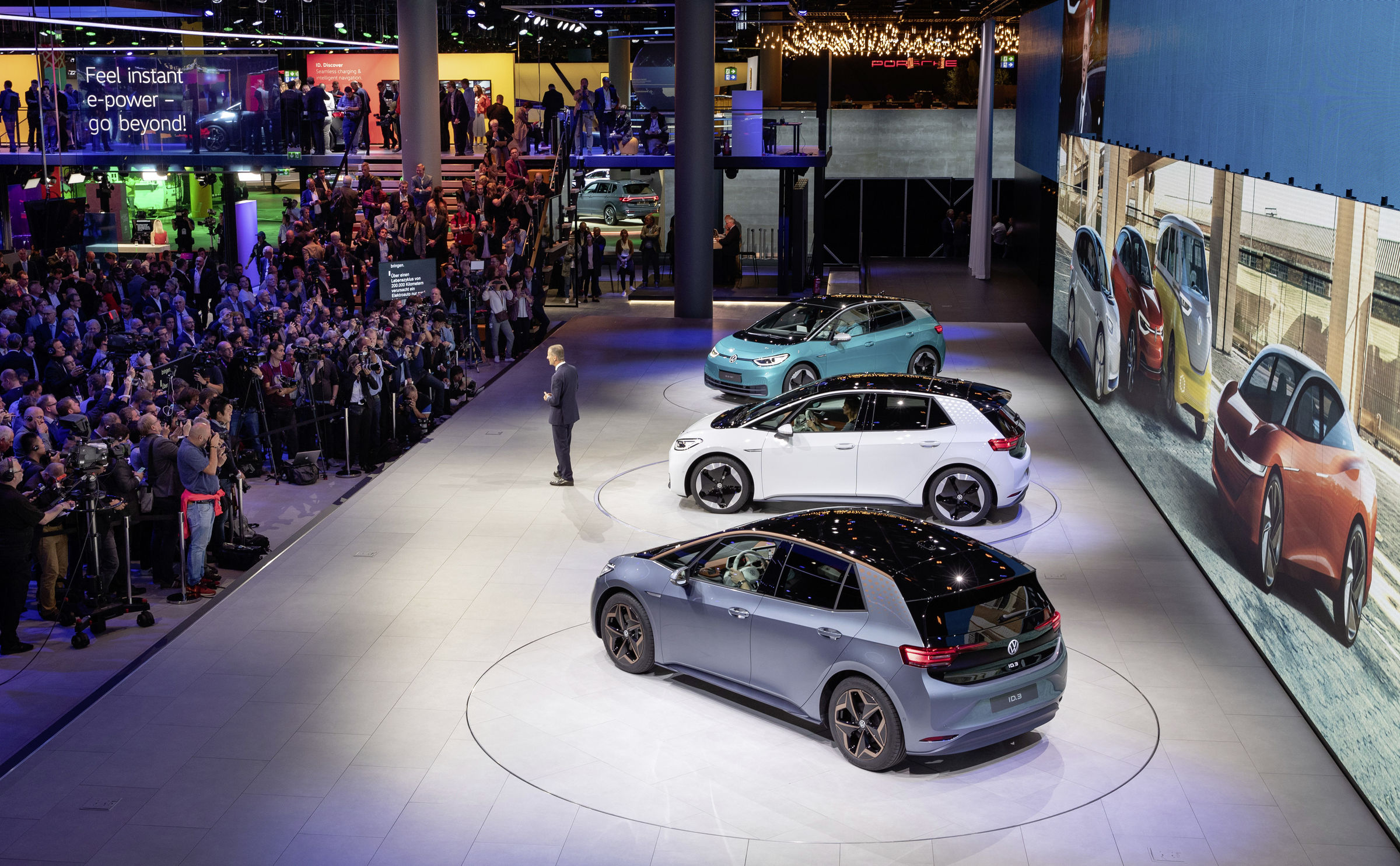 ID.3 é mostrado no Salão de Frankfurt com a presença dos executivos da Volkswagen e da imprensa