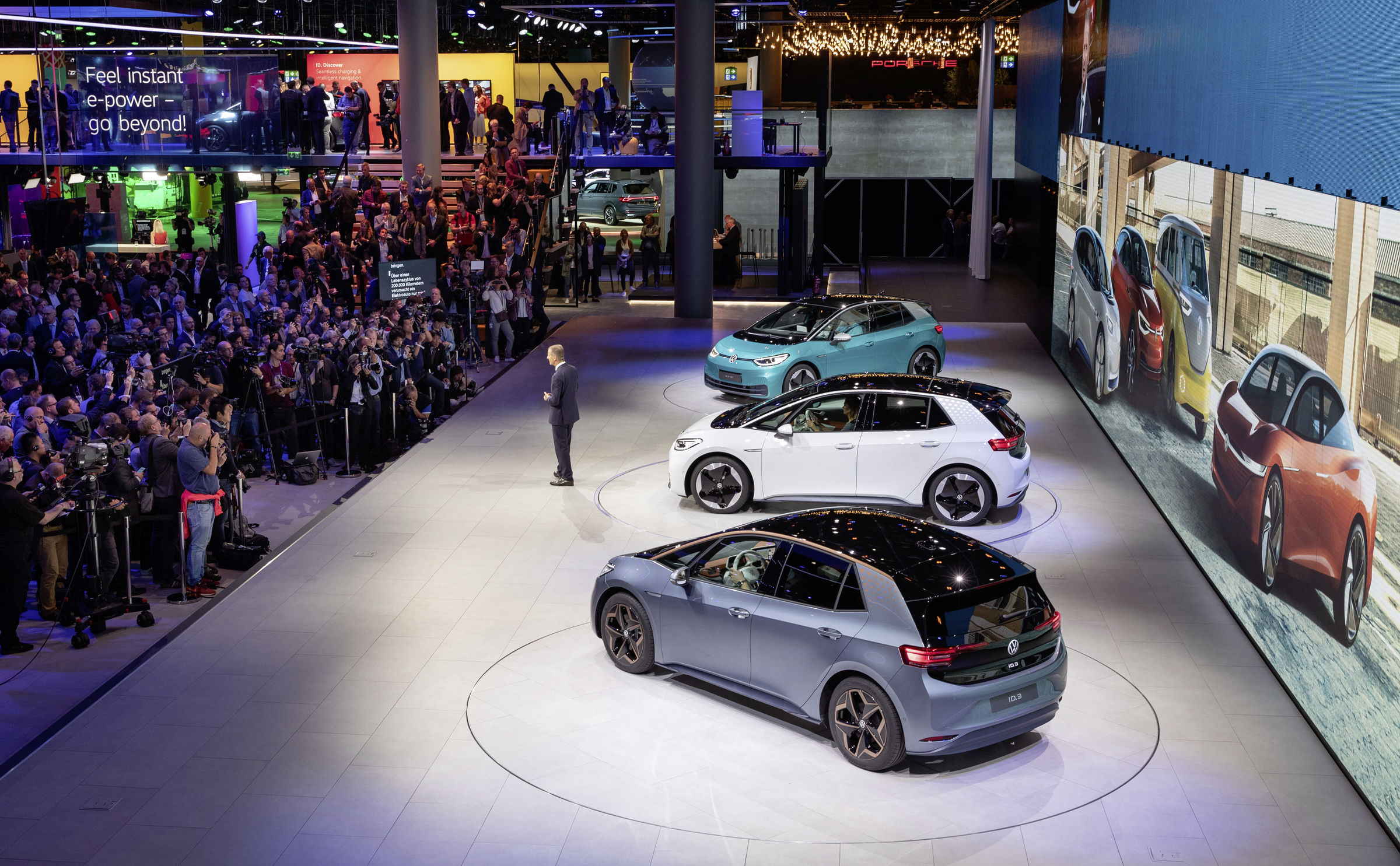 ID.3 é mostrado no Salão de Frankfurt com a presença dos executivos da Volkswagen e da imprensa