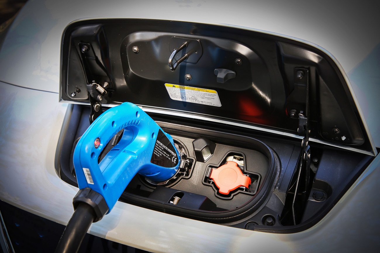 Plugue de carregamento de um Nissan Leaf