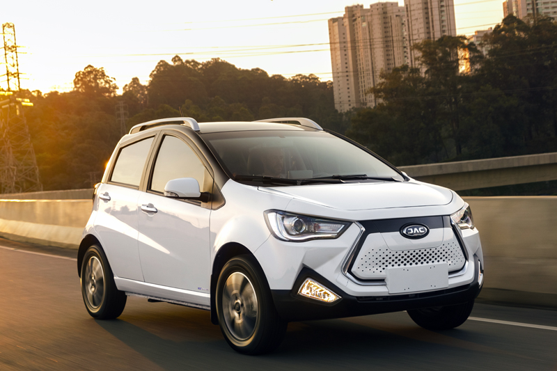 Iev20 em movimento na cor branca é um subcompacto J2 com faróis com luzes diurnas de LEDs e grade pontilhada na frente