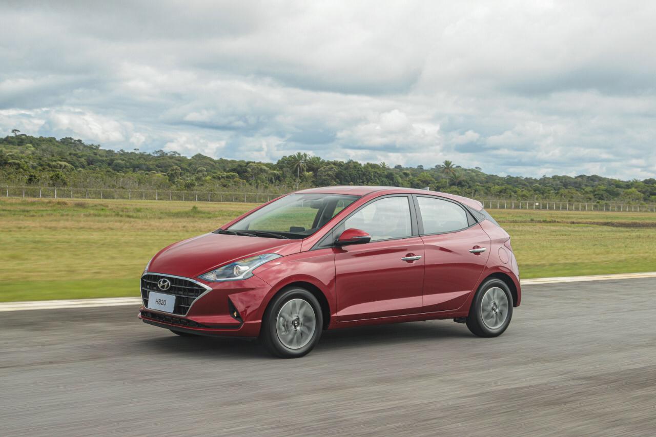 Hyundai HB20 2020 vermelho de frente