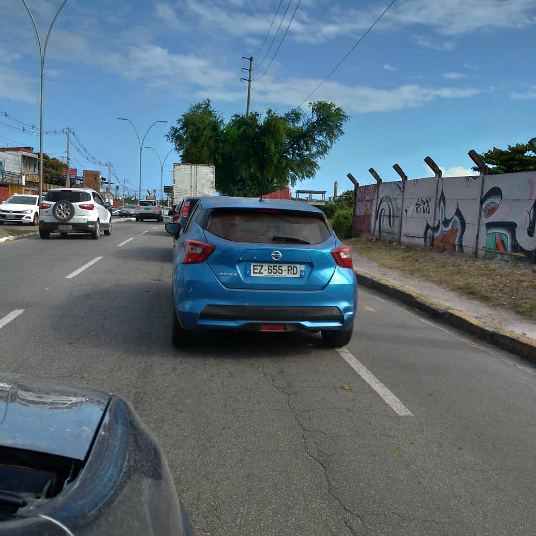 Nissan March de nova geração pintado na cor azul e com placas da Europa