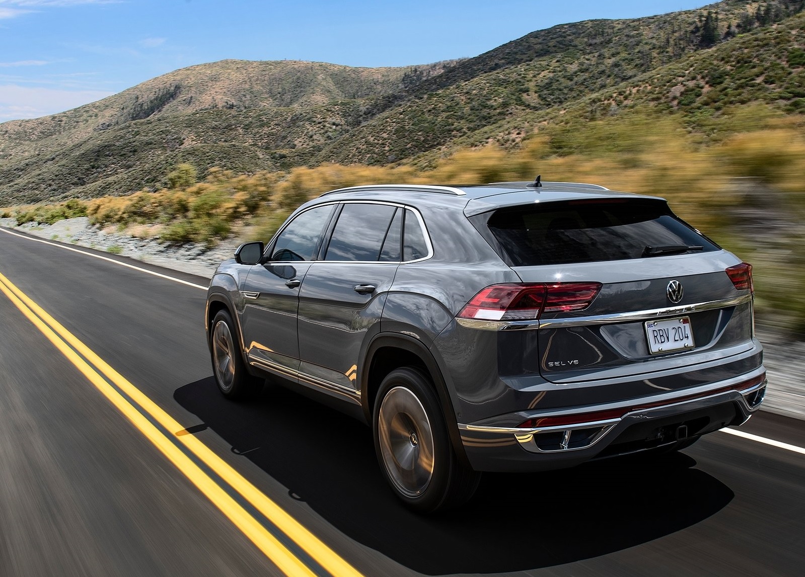 Volkswagen Atlas Cross Sport 2020 cinza visto de traseira
