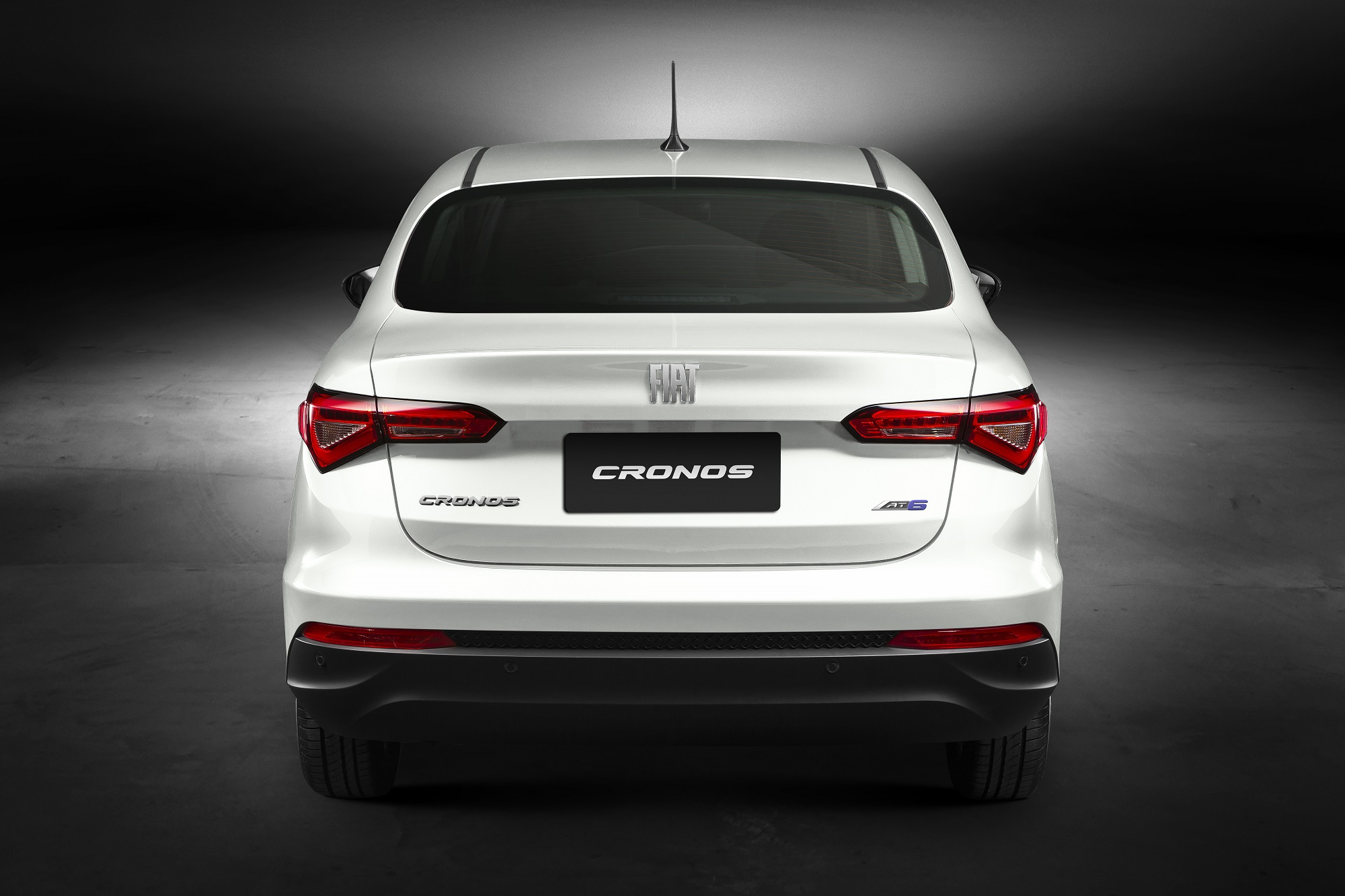 Fiat Cronos na cor branca visto de traseira é mais uma opção da marca para o segmento PcD