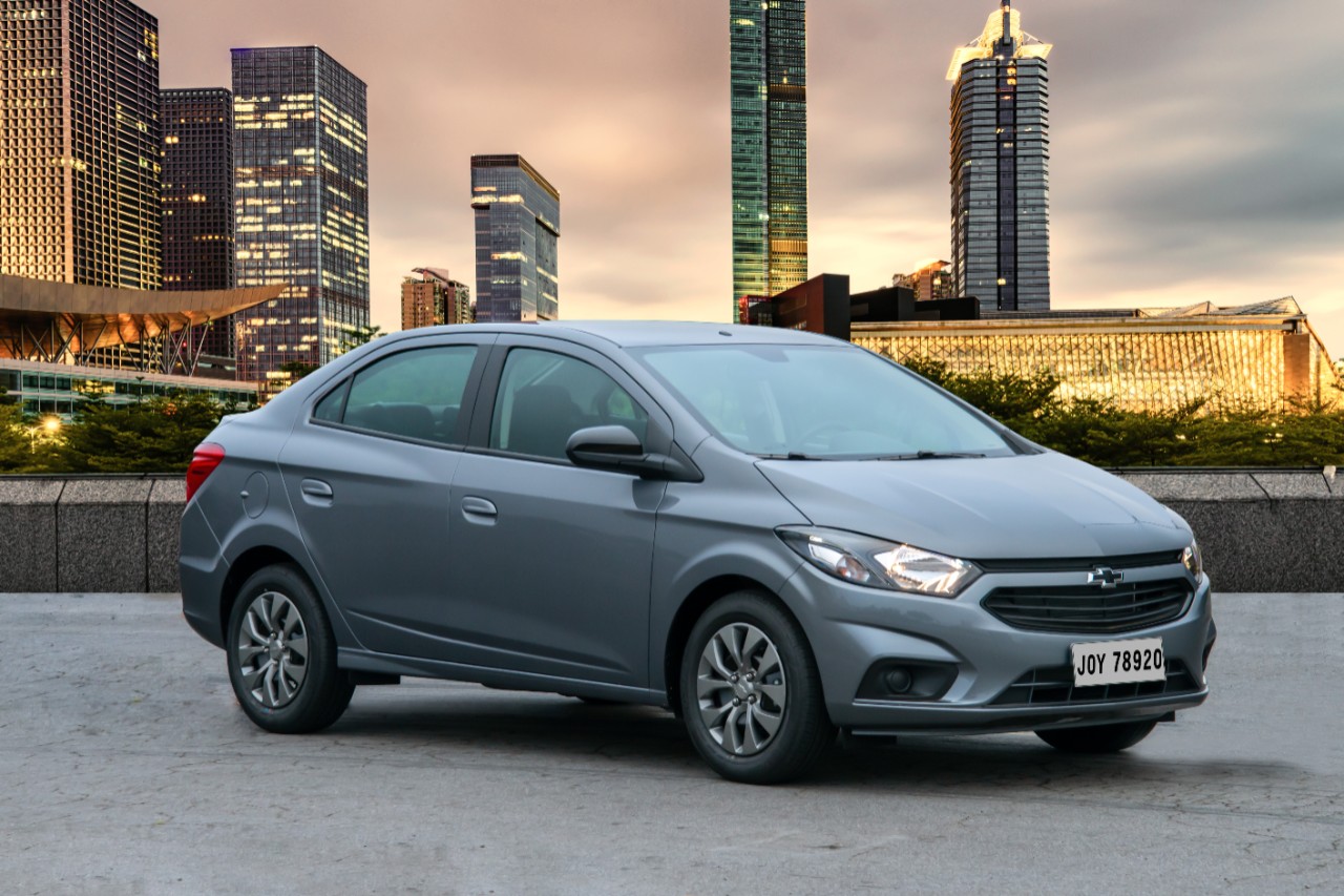 Chevrolet Joy Plus visto de frente na cor cinza e na versão Black com detalhes escurecidos