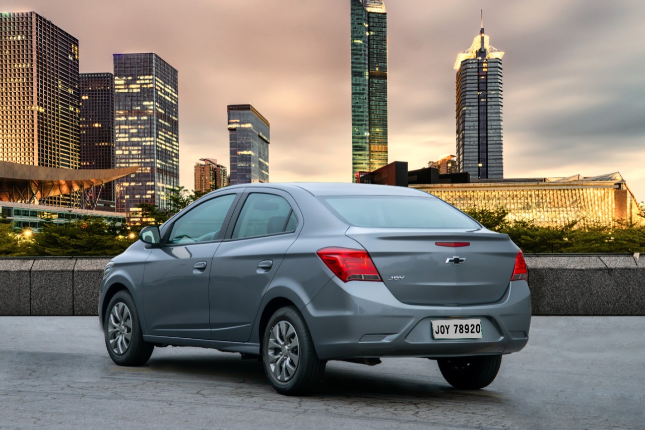 Chevrolet Joy Plus na cor cinza visto de traseira mantém o visual do velho Prisma