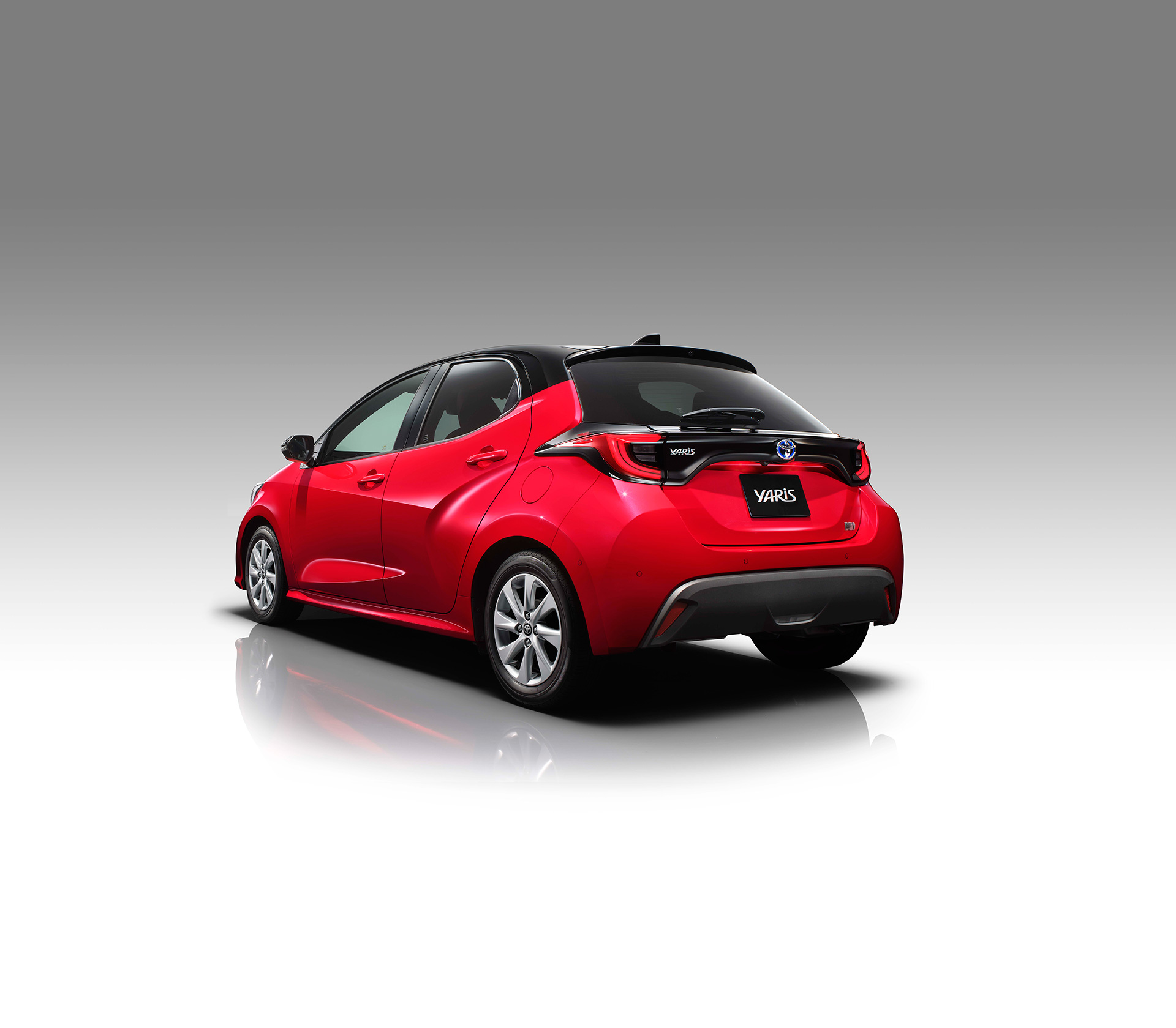 Yaris 2020 na cor vermelha visto de traseira tem lanternas mais projetas