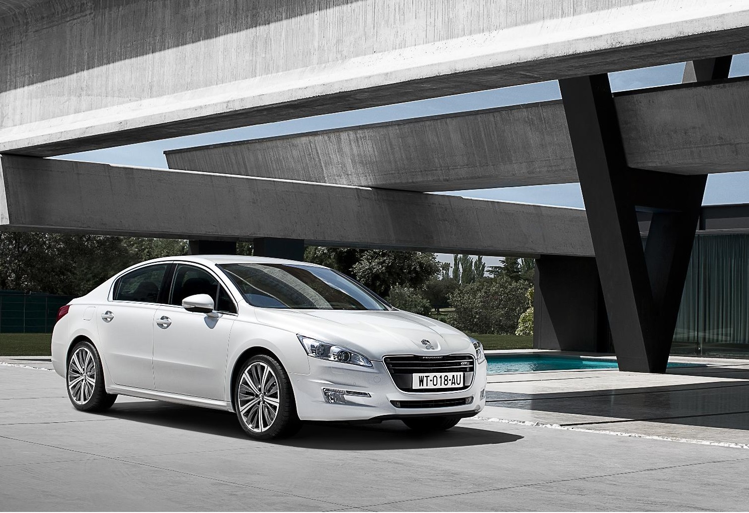 Peugeot 508 branco de frente mostra a beleza do modelo francês