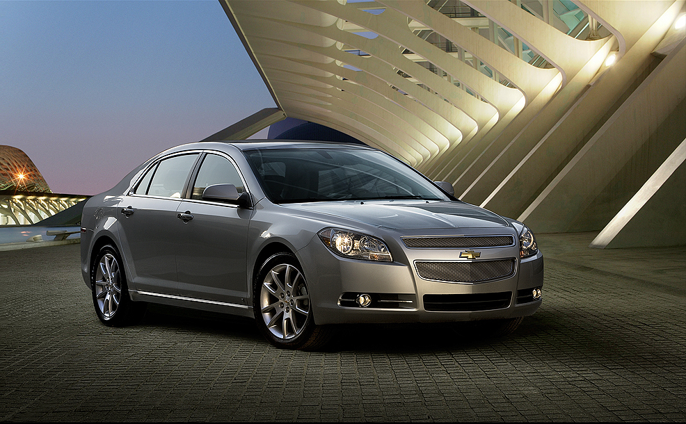 Chevrolet Malibu prata não empolga com seu desenho que mais parece um Onix antigo espichado