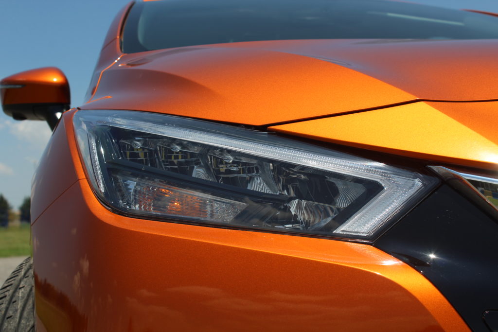 As lentes dos faróis se destacam levemente da carroceria e trazem fileiras contínuas de luzes de LEDs