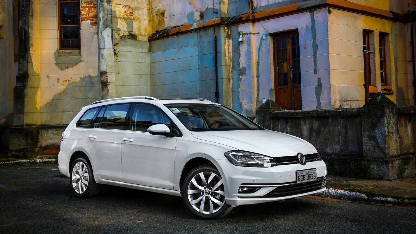 Vw Golf Variant branca de frente três quartos 