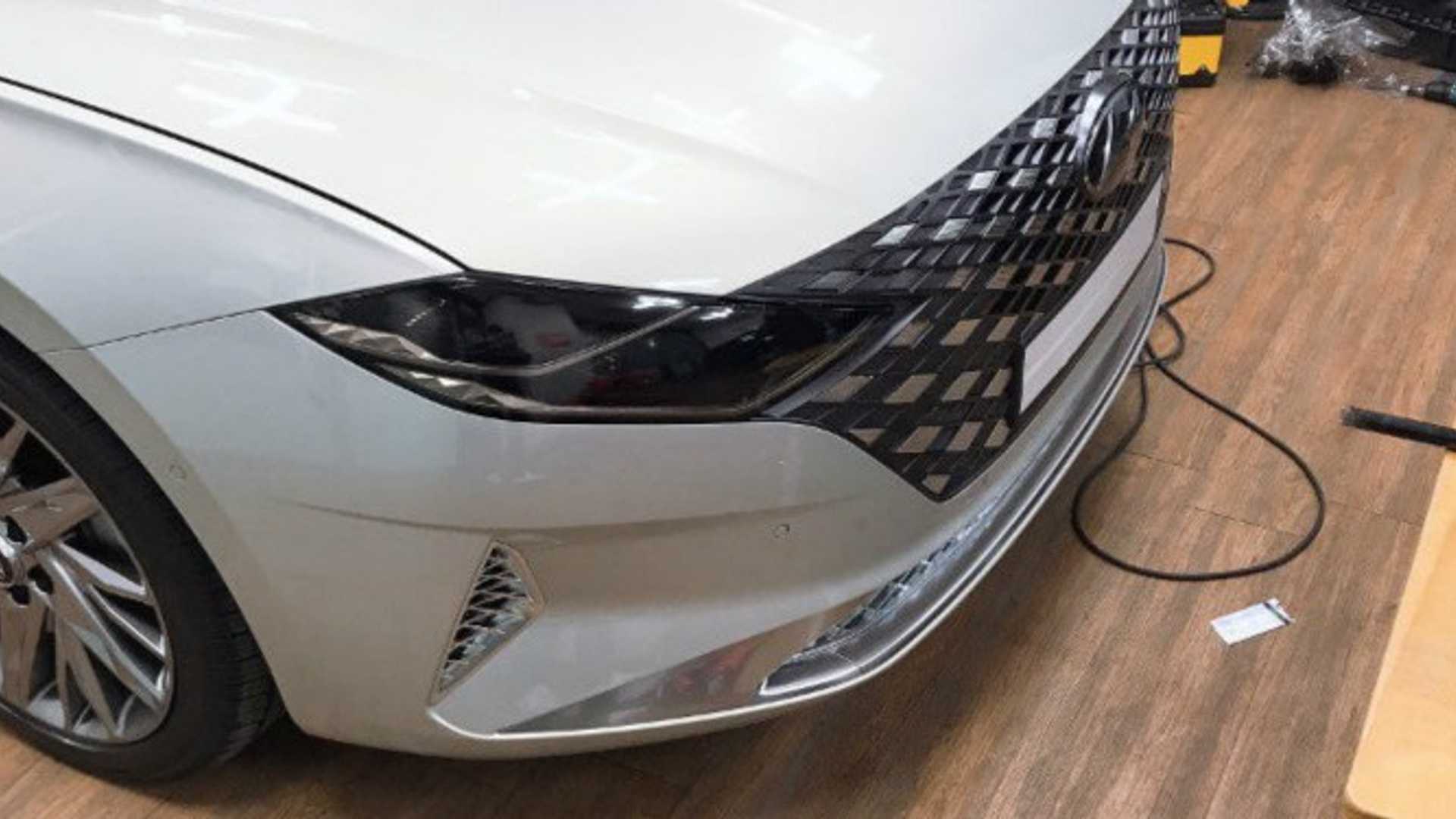 Detalhe da grade mostra os pontos de luzes de leds