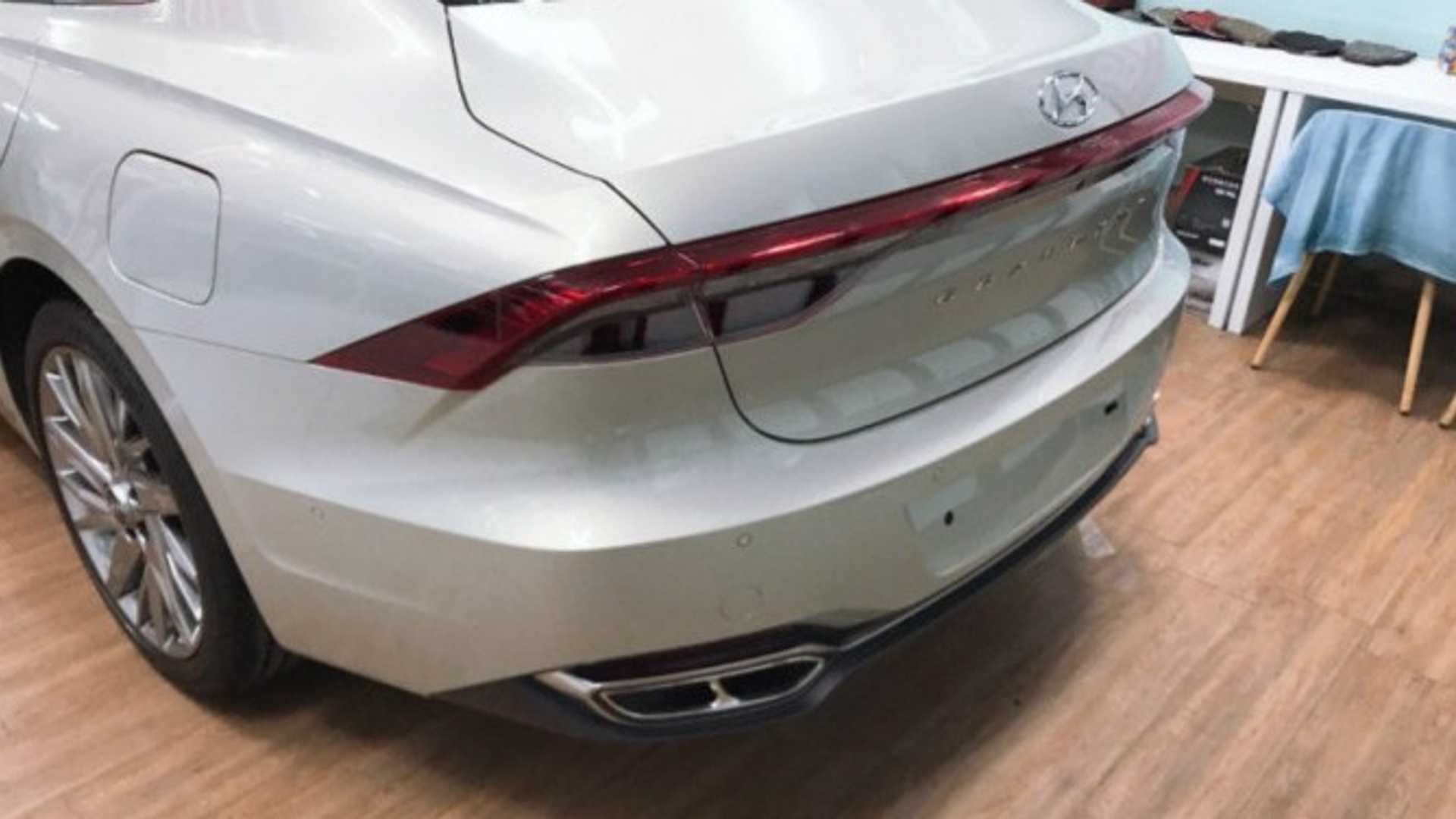 Detalhe das lanternas interligadas do novo Azera