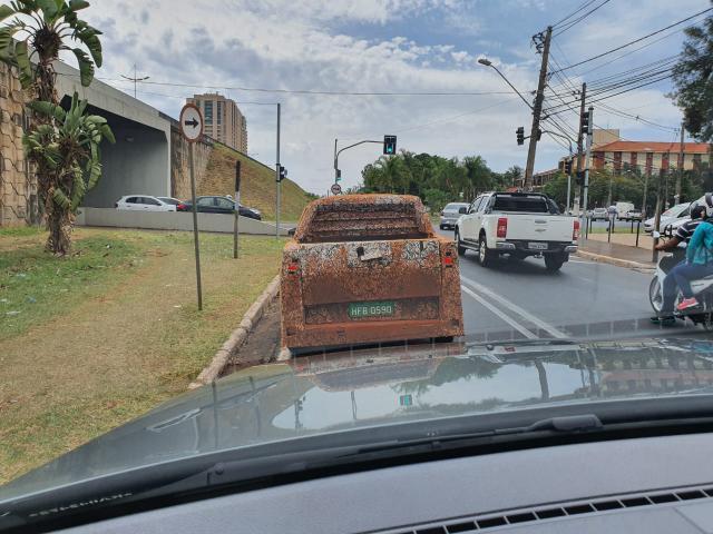 Foto de traseira da Strada camuflada e bastante suja de lama