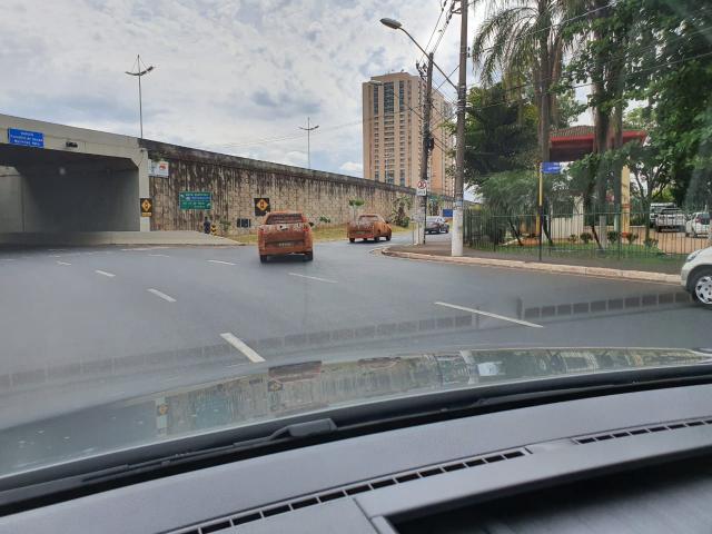 Duas Fiat Strada camufladas e elameadas fazem a curva em uma via de Ribeirão Preto