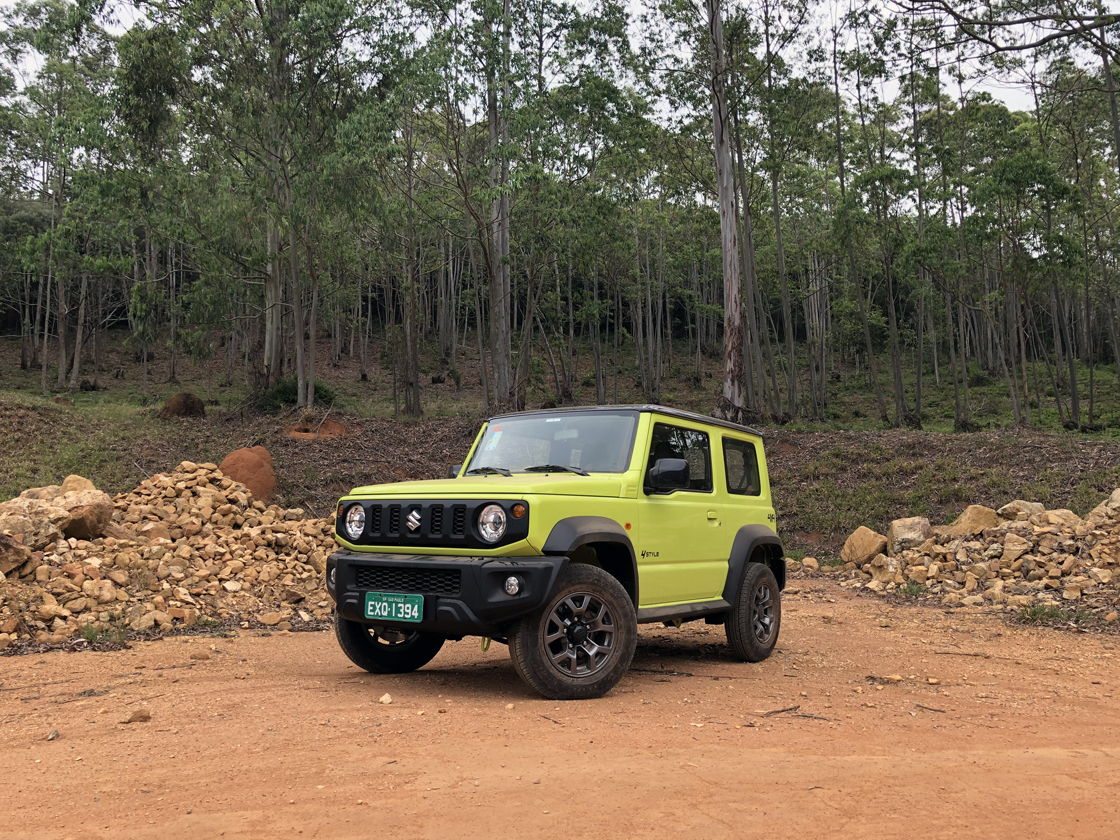 Suzuki Jimny Sierra 2020 amarelo visto de frente
