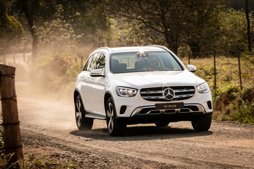 Mercedes GLC branco em movimento de frente em estrada de terra