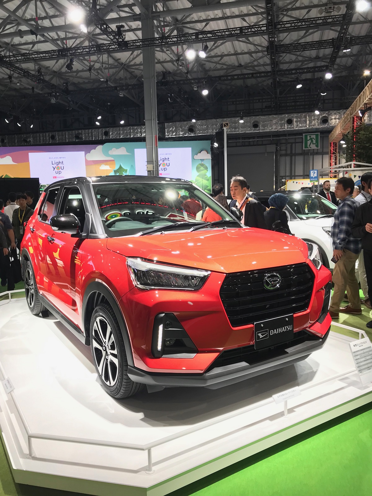 SUV Compacto da Daihatsu no estande da marca no Salão de Tóquio na cor vermelha