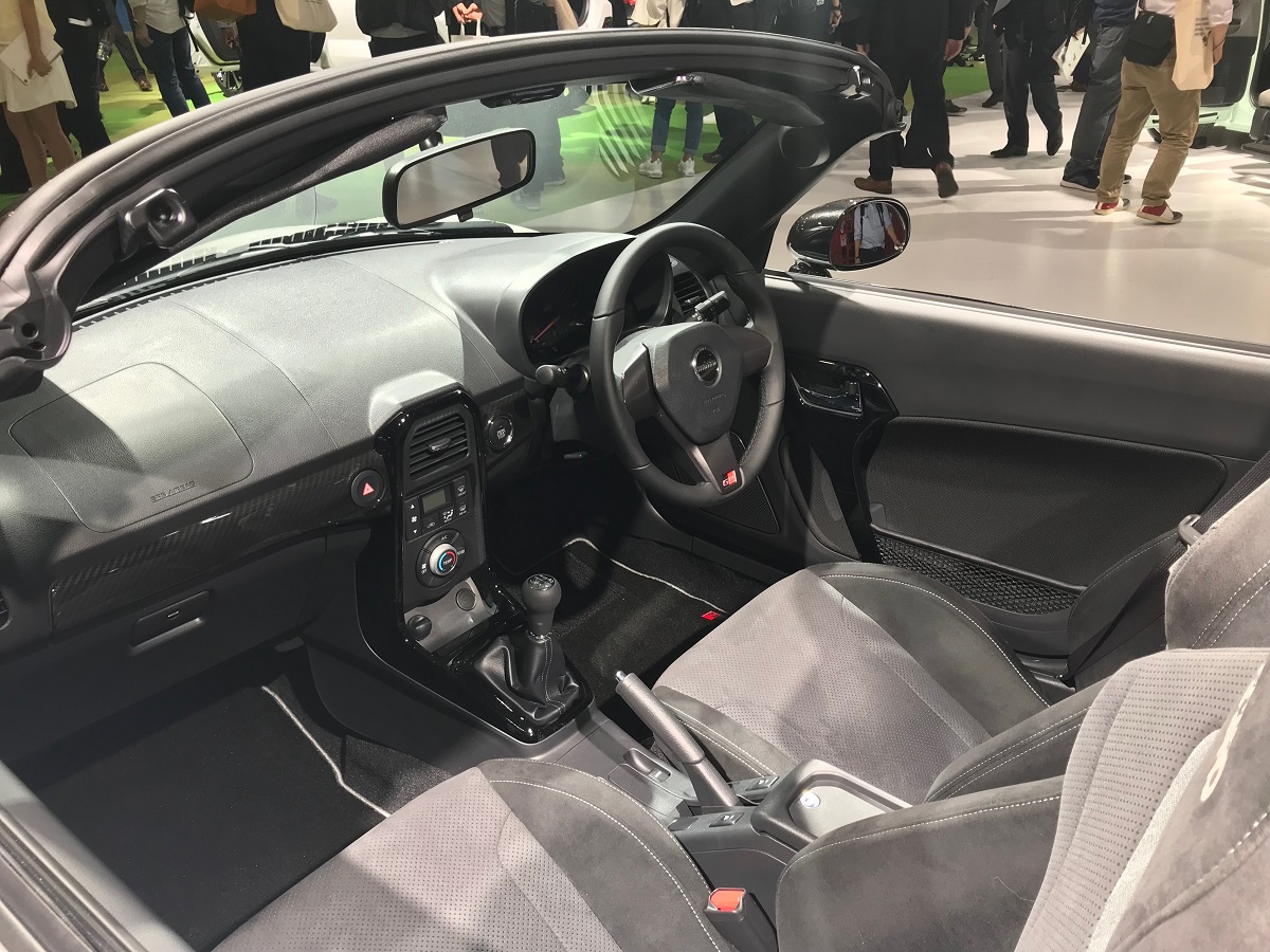  Interior traz bancos esportivos da marca Recaro