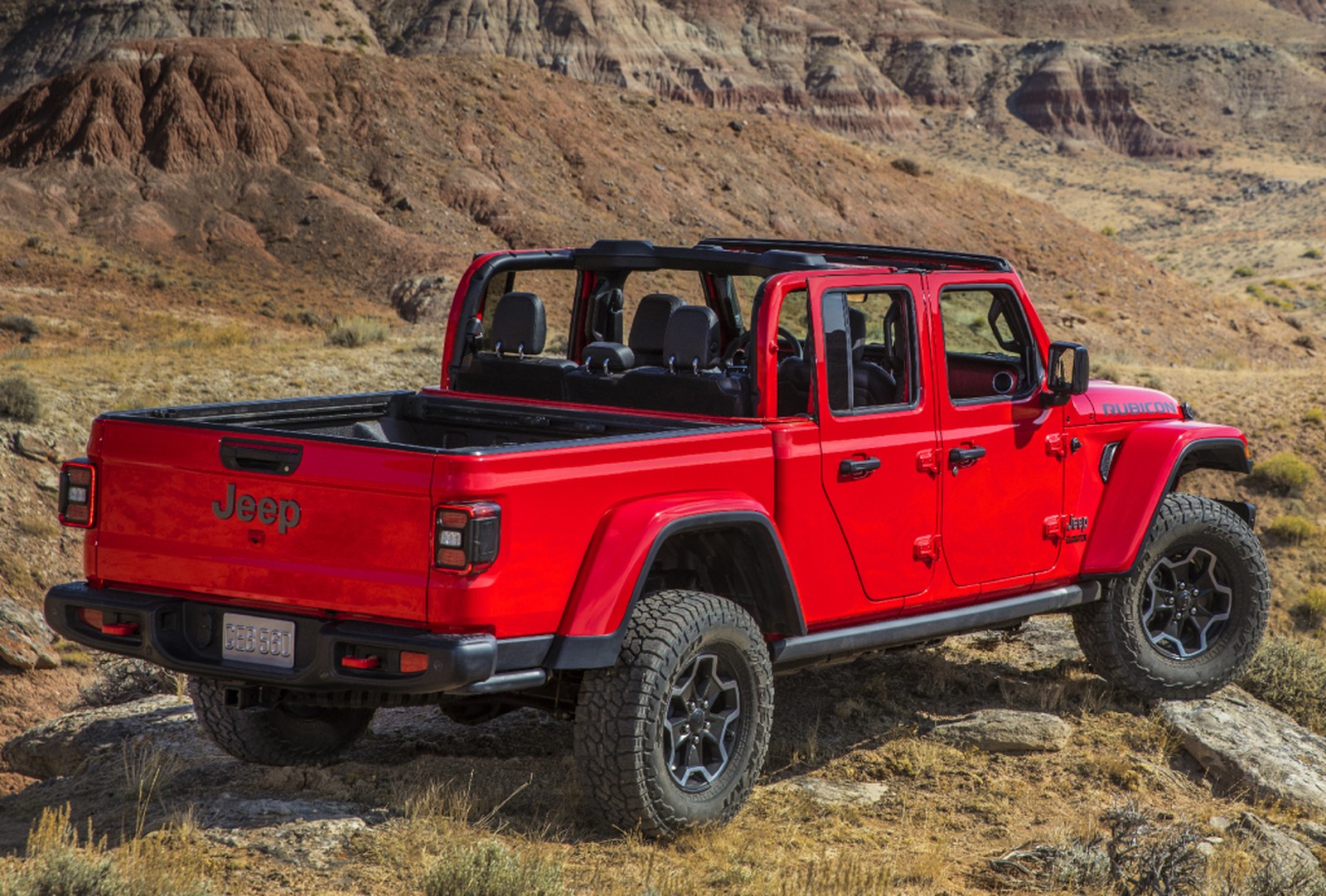 Jeep Gladiator Rubicon vermelha em uma paisagem de deserto nos Estados Unidos