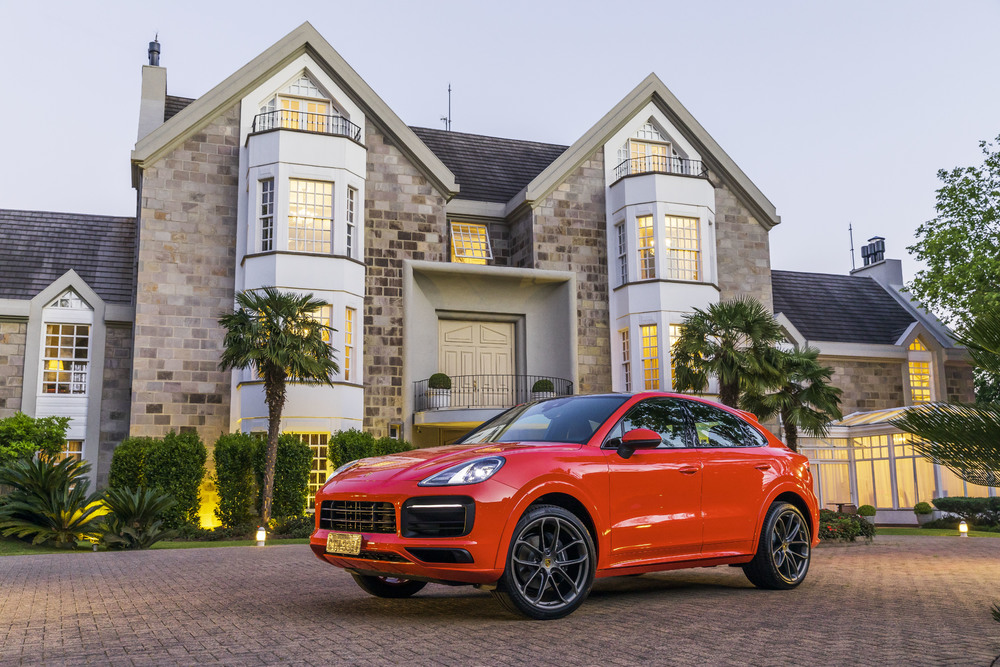 Porsche Cayenne Coupé 2020 de frente em frente a um castelo