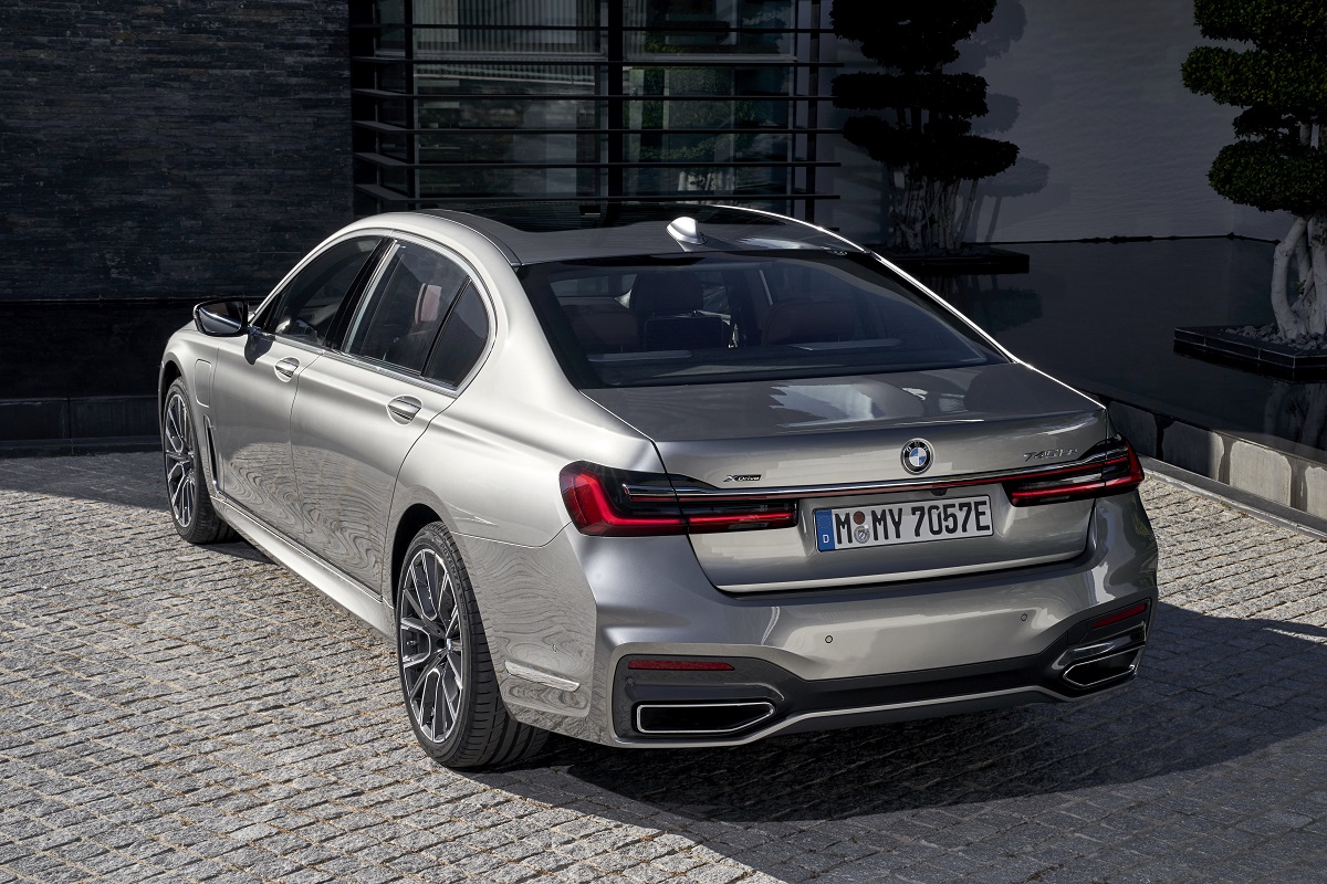 Visto do alto, BMW Série 7 híbrido na cor prata com lanternas bem horizontais