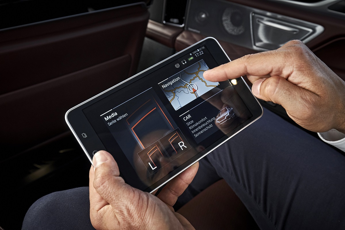 Homem manuseia celular com aplicativo da BMW