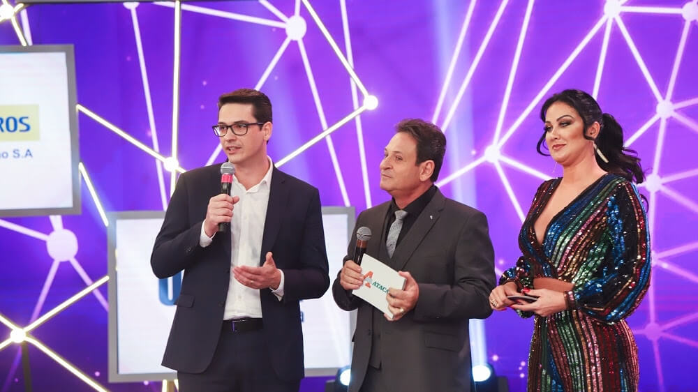 Douglas Pereira, diretor de RH da Renault, doando carro no programa Teleton